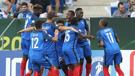 Les Bleuets célèbrent un but en finale de l'Euro des moins de 19 ans, à Sinsheim (Allemagne), le 24 juillet 2016. (DANIEL ROLAND / AFP)