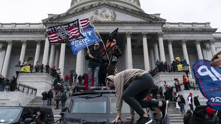 Des partisans de Donald Trump manifestent devant le Capitole, le 6 janvier 2021, à Washington. (ALEX EDELMAN / AFP)