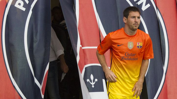 Le joueur vedette du FC Barcelone, Lionel Messi, sort du couloir du Parc des Princes lors du match amical PSG-Barcelone, le 4 ao&ucirc;t 2012.&nbsp; (CITIZENSIDE.COM / AFP)