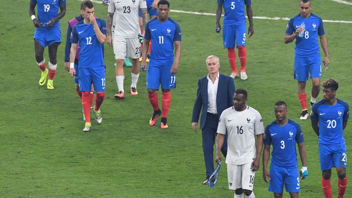 Didier Deschamps entouré de ses joueurs après la défaite en finale de l'Euro, au Stade de France, le 10 juillet 2016. (MIGUEL MEDINA / AFP)