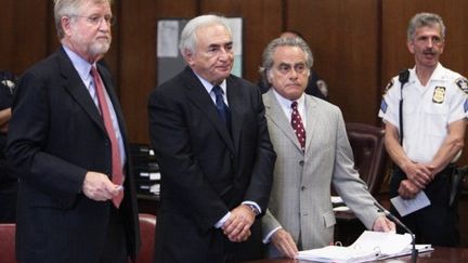 Dominique Strauss-Kahn entouré de ses avocats Benjamin Brafman et William Taylor lors de sa comparution du 6 juin 2011 (AFP PHOTO/POOL/Allan TANNENBAUM)