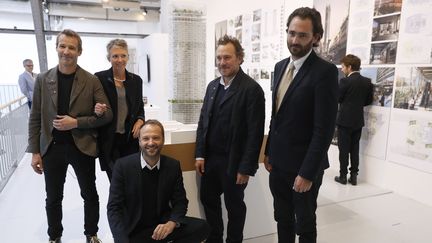 Les cinq architectes gagnants de la compétition pour rénover la tour Montparnasse le 19 septembre 2017 à Paris.&nbsp; (PATRICK KOVARIK / AFP)