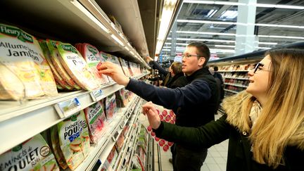 De jeunes agriculteurs lors d'une op&eacute;ration "viande de nulle part", dans un hypermarch&eacute; Carrefour de Venette (Oise),&nbsp;le 26 mars 2015. Celle-ci visait &agrave; sensibiliser les consommateurs sur l'origine des produits.&nbsp; (  MAXPPP)