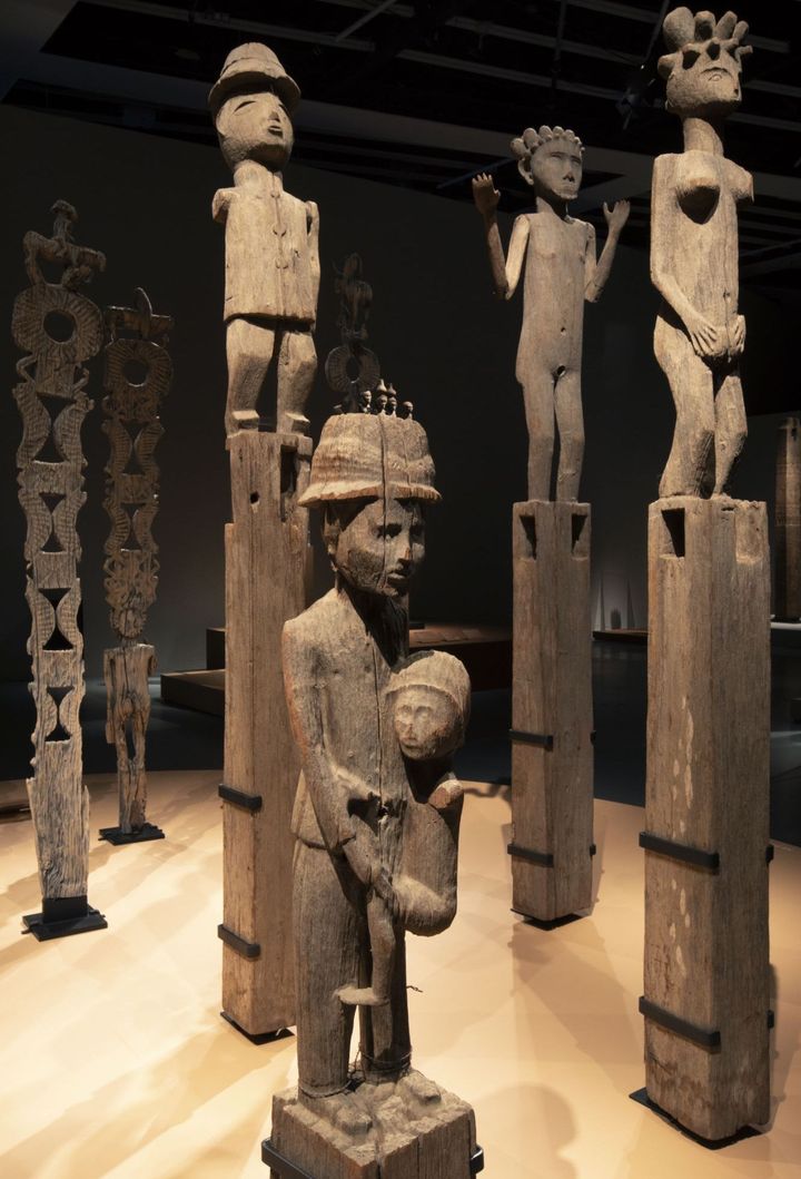 Différents poteaux funéraires montrant notamment des figures féminines, symboles de fécondité, ou des représentations de colons. (Musée du quai Branly - Jacques Chirac, photo Gautier Deblonde)