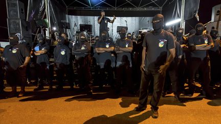 Des hommes masqués manifestent contre la situation économique et sociale de Guyane, à Cayenne, samedi 25 mars 2017. (JODY AMIET / AFP)