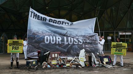 Regarder la vidéo L'association Greenpeace dépose des débris symboles de la crise climatique devant le siège de TotalEnergies