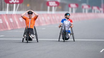 En tête dans la dernière ligne droite, Loic Vergnaud est battu dans les derniers mètres par le Néerlandais Mitch Valize sur la course en ligne H5 ! C'est la 36e médaille pour la France sur ces Jeux.