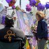 Les fans de Prince lui rendent hommage devant sa maison de Paisley Park, à Chanhassen, dans l'Etat du&nbsp;Minnesota, le 22 avril 2016. (ERIC MILLER / REUTERS)