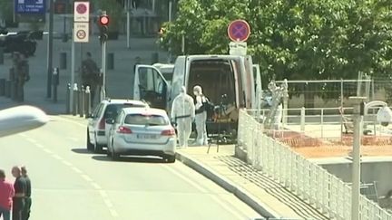 Marseille : une camionnette fonce dans deux abribus