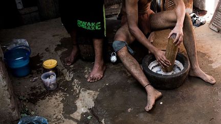 durent souvent plusieurs mois et s’étalent sur plusieurs années. Les pratiquants vivent alors comme des ascètes. Pas d’alcool, pas de tabac et pas de sexe. L’alimentation est strictement contrôlée : amandes mélangées à du lait, ghi (beurre clarifié), œufs, galettes de pain, bananes et parfois viande. Le réveil a lieu à 3 heures du matin et le coucher à 20 heures. (Bi Xiaoyang/ Xinhua/SIPA)