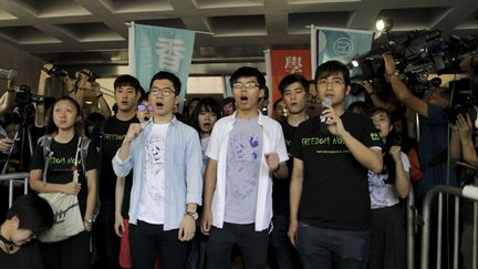 Nathan Law, Joshua Wong et Alex Chow, leaders du mouvement prodémocratie "des parapluies", le 17 août 2017 à Hong Kong.&nbsp; (EYEPRESS NEWS / AFP)