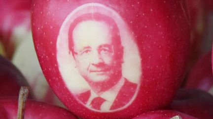 Une pomme &agrave; l'effigie de Fran&ccedil;ois Hollande, le 27 octobre 2014 &agrave; Hirosaki (Japon).&nbsp; (NEWSCOM / SIPA)