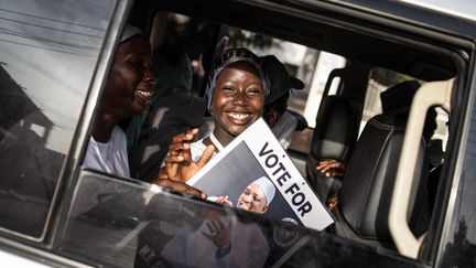 Les partisans du président sortant Adama Barrow célèbrent la victoire de leur candidat après l'annonce des résultats partiels le plaçant en tête. A Banjul, capitale de la Gambie, le 5 décembre 2021. (JOHN WESSELS / AFP)