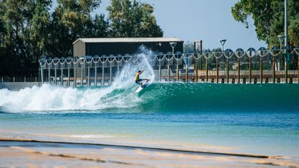 Un surfeur dans une piscine à vagues en Californie, aux Etats-Unis. (illustration) (PAT NOLAN / WORLD SURF LEAGUE)