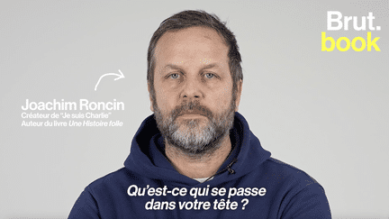 Le 7 janvier 2015, la rédaction de Charlie Hebdo est victime d’une attaque terroriste. Le jour-même, Joachim Roncin publie sur Twitter le logo “Je suis Charlie”, qui deviendra par la suite un slogan. Il le raconte dans le livre “Une histoire folle”. (Brut.)