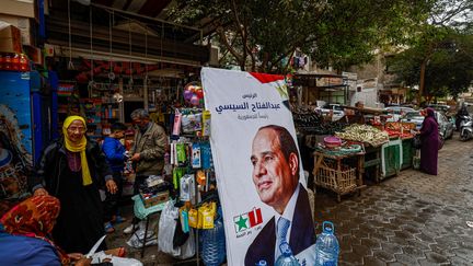 A campaign poster of Egyptian President Abdel Fattah al-Sisi at a market in Cairo, December 7, 2023. (KHALED DESOUKI / AFP)