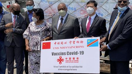 le 29 septembre 2021, la Chine remet une cargaison de son vaccin Sinovac au ministre congolais de la Santé, Jean-Jacques Mbungani. (ALAIN UYAKANI / XINHUA)