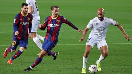 Lionel Messi et Antoine Griezmann lors d'un match entre le FC Barcelone et Huesca en Liga, le 15 mars 2021. (JOAN VALLS / NURPHOTO / AFP)