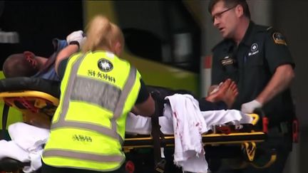 Une victime arrive à l'hôpital après la fusillade dans deux mosquées de Christchurch,&nbsp;en Nouvelle-Zélande, vendredi 15 mars 2019.&nbsp; (TV NEW ZEALAND / AFP)