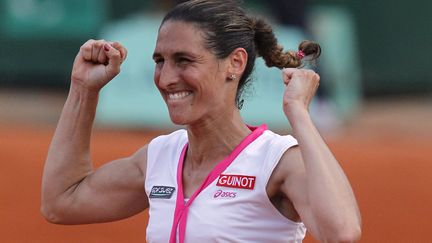 Virginie Razzano apr&egrave;s sa victoire contre Serena Williams au premier tour&nbsp;de&nbsp;Roland-Garros, le 29 mai 2012.&nbsp; (PATRICK KOVARIK / AFP)