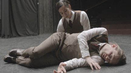 Thom Yorke et la danseuse japonaise Fukiko Tagase dans le clip "Ingenue" du projet Atoms For Peace.
 (XL Recordings)