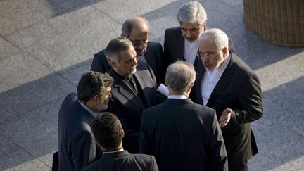 Des négociateurs iraniens discutent entre eux à Lausanne le 27 mars 2015.  (REUTERS/Brendan Smialowski/Pool)