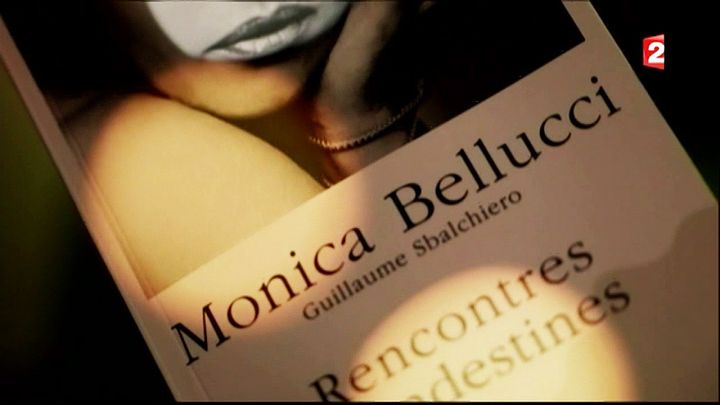 Monica Bellucci sort un livre entretien, "Rencontres Clandestines" aux éditions Archipel, dans lequel elle revient ses des éléments phares de sa carrière.
 (France 2 / Culture Box)