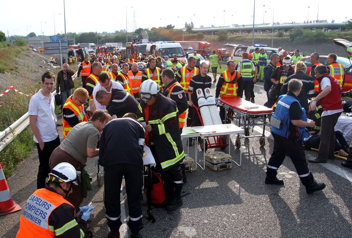 Les secours interviennent apr&egrave;s l'accident d'un car sur l'autoroute A 36, &agrave; Sausheim, pr&egrave;s de Mulhouse (Haut-Rhin), mardi 11 septembre 2012. (JEAN-FRANCOIS FREY / L'ALSACE / MAXPPP)