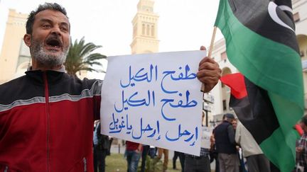 Quelques partisans du gouvernement d'union sont descendus dans la rue à Tripoli le 31 mars 2016 en brandissant des drapeaux libyens pour manifester leur soutien au nouveau pouvoir. (Photo AFP/Taha Jawashi)