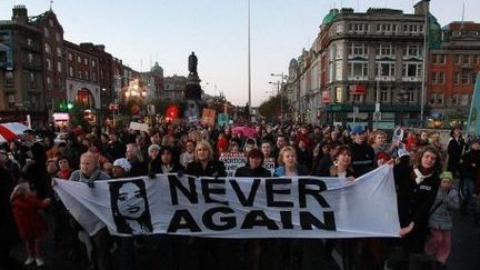 Manifestation à Dublin, le 17 novembre 2012, à la mémoire de l'Indienne Savita Halappanavar, morte en raison de l'impossibilté d'avorter. (AFP/PETER MULHY)