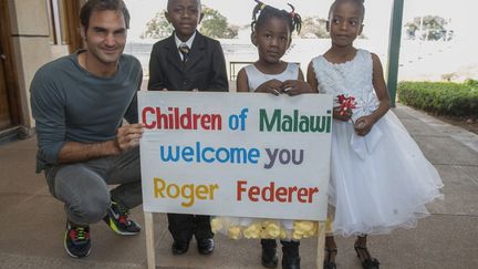 Le Suisse Roger Federer au Malawi (AMOS GUMULIRA / AFP)