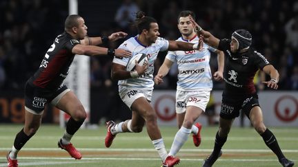 Thomas essaie de passer entre Fickou et Kolbe  (THOMAS SAMSON / AFP)