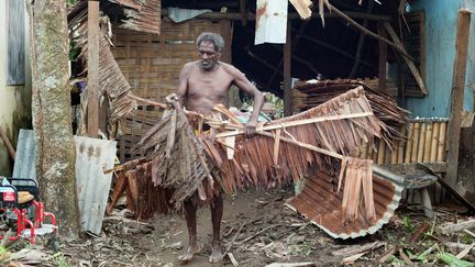 Les associations internationales expliquaient n'avoir aucun moyen de distribuer les vivres dans les &icirc;les les plus recul&eacute;es. Selon elles, il faudra des jours pour r&eacute;ussir &agrave; atteindre chaque village ras&eacute; par la temp&ecirc;te. (UNICEF PACIFIC / AFP)