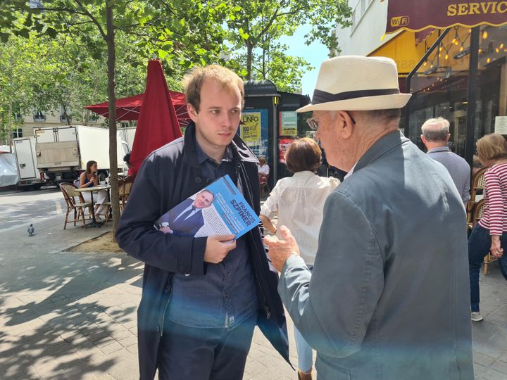 Un militant Les Républicains discute avec un habitant du 16e arrondissement de Paris, mercredi 15 juin 2022. (AUDREY TISON / RADIO FRANCE)