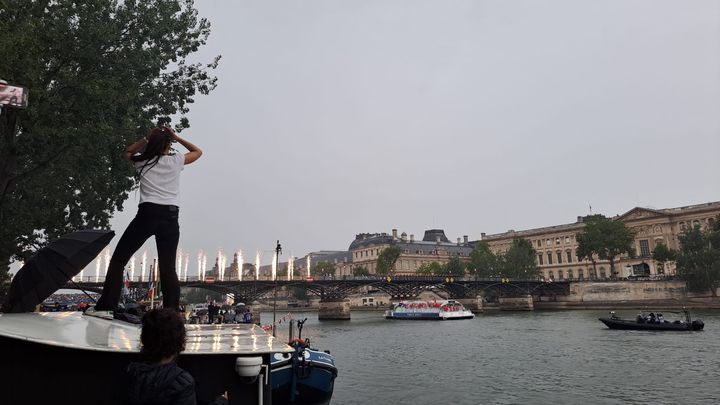 Les passagers d'une péniche, amarrée sur la Seine, profitent de la prestation de la chanteuse Aya Nakamura, le 26 juillet 2024, lors de la cérémonie d'ouverture des Jeux olympiques de Paris. (RAPHAEL GODET / FRANCEINFO)