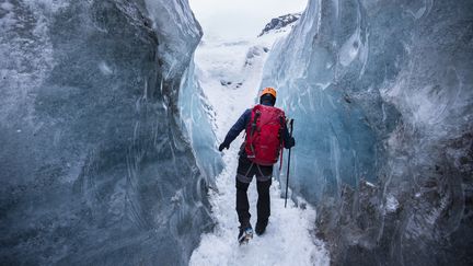 Un homme traversant un glacier en Islande - Photo d'illustration. (TIM GRAHAM / GETTY IMAGES EUROPE)