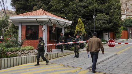 Des policiers boliviens occupent un poste de contrôle&nbsp;près de l'ambassade du Mexique à La Paz, le 27 décembre 2019.&nbsp; (JORGE BERNAL / AFP)