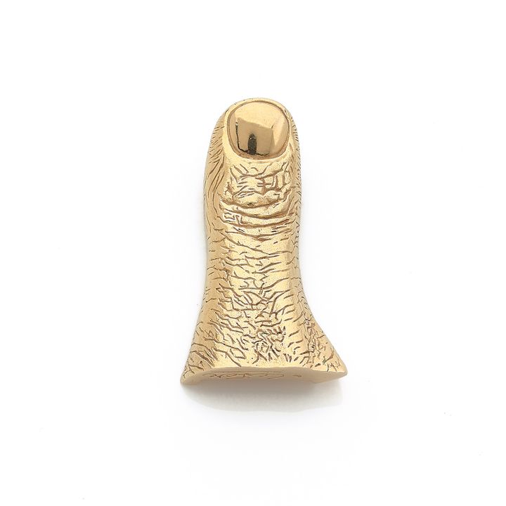 César, César BALDACCINI dit : pouce Pendentif en or jaune 18k (750‰). Estimation : 2 000 / 4 000 € (Studio Sebert)