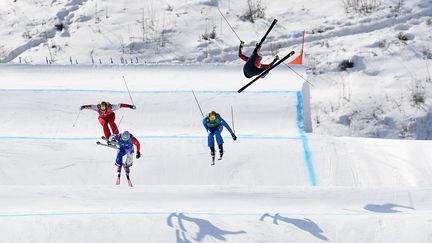 Grosse frayeur pour le Canadien&nbsp;Christopher Delbosco (en haut à droite de la photo) qui a lourdement chuté lors des huitièmes de finale de skicrosse mercredi 21 février&nbsp;à Pyeongchang (Corée du Sud). (LOIC VENANCE / AFP)