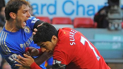 L'attaquant de Liverpool Luis Suarez (&agrave; droite) mord le bras du d&eacute;fenseur de Chelsea Branislav Ivanovic, le 21 avril 2013 &agrave; Liverpool (Royaume-Uni).&nbsp; (ANDREW YATES / AFP)