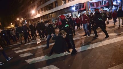 Affrontements entre les forces de l'ordre et les&nbsp;supporters du Spartak Moscou et de l'Athletic Bilbao, avant le match de Ligue Europa, à Bilbao (Espagne), le 22 février 2018.&nbsp; (ALVARO BARRIENTOS/AP/SIPA / AP)