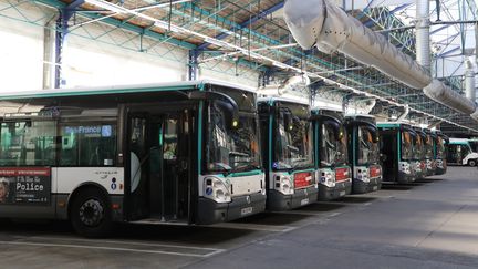 Des bus de la RATP dans un entrepôt parisien. (LUDOVIC MARIN / AFP)