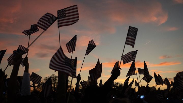 Des drapeaux américains brandis lors du meeting de Kamala Harris à Washington (Etats-Unis), le 29 octobre 2024. (ALLISON BAILEY / NURPHOTO / AFP)