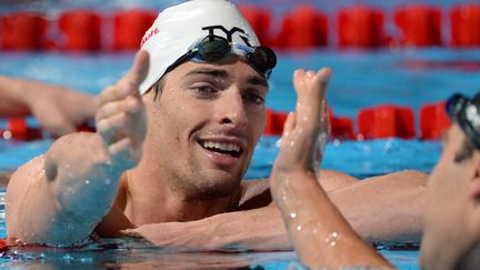 Camille Lacourt salue son camarade J&eacute;r&eacute;my Stravius apr&egrave;s leur victoire dans le 50 m dos, le 4 ao&ucirc;t 2013 aux Mondiaux de Barcelone (Espagne). (FRANCOIS XAVIER MARIT / AFP)