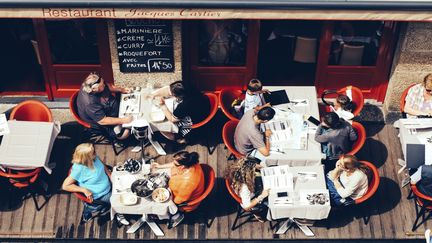 Des clients déjeunent en terrasse d'un restaurant à Saint-Malo (Ille-et-Vilaine), avant le confinement. (Photo d'illustration) (SANDRINE MULAS / HANS LUCAS / AFP)