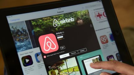 Les députés ont voté, le 27 octobre 2016,&nbsp;le principe de faire payer des cotisations sociales à certains particuliers louant des biens via des plateformes collaboratives comme Airbnb. (JOHN MACDOUGALL / AFP)