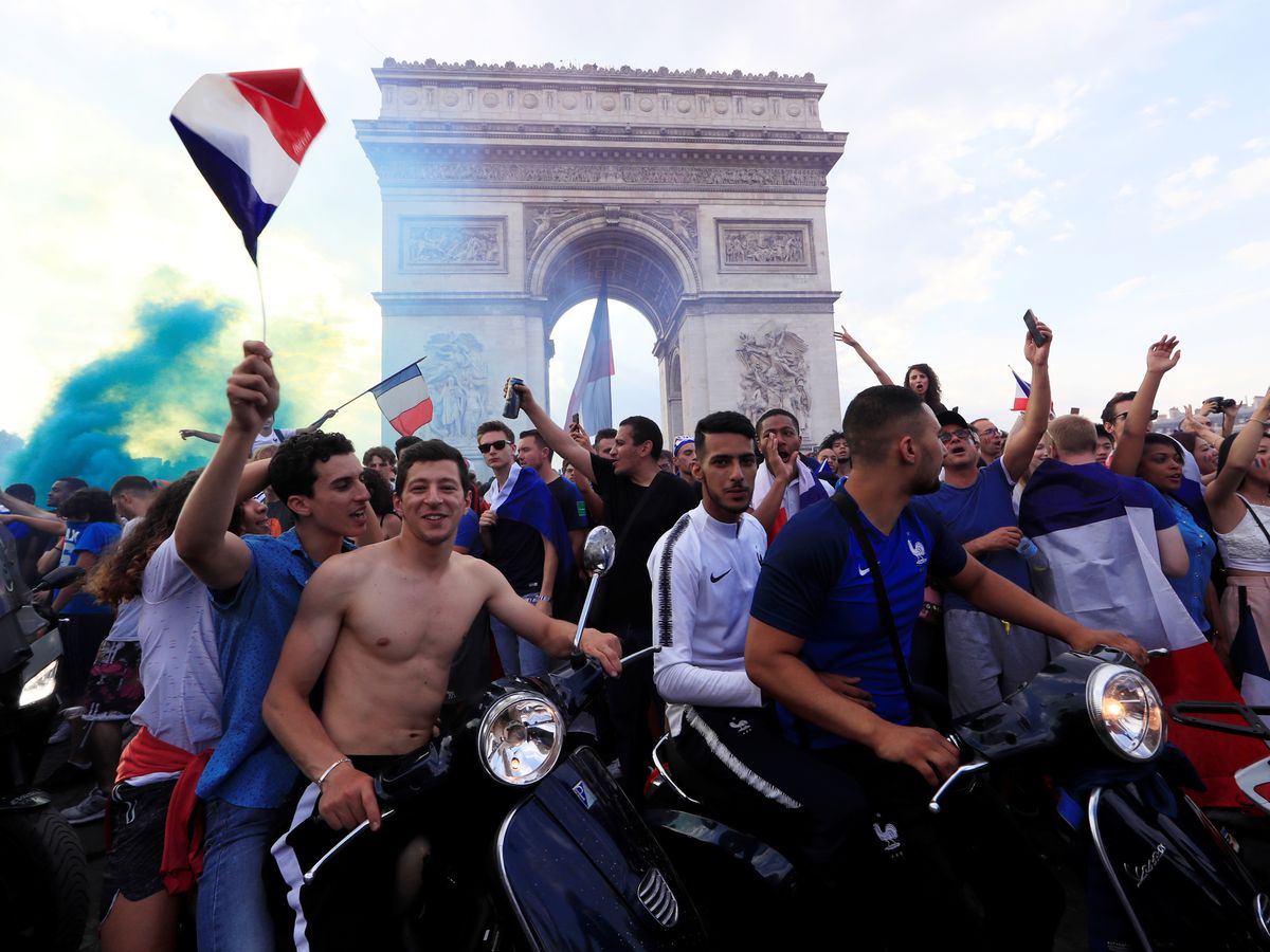 Coupe du monde 2018 : les visages des champions du monde sur l'Arc de  Triomphe 