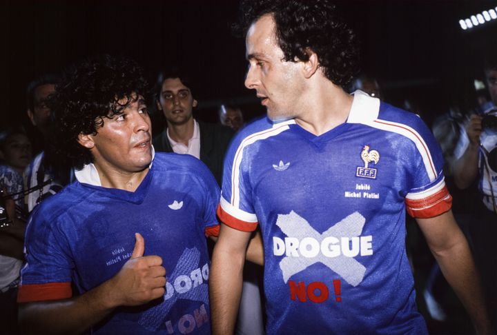 Michel Platini et Diego Maradona, à Nancy, le 23 mai 1988. (GEORGES MERILLON / GAMMA-RAPHO / GETTY IMAGES)