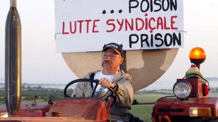 José Bové manifestant en 2002 (AFP/ERIC CABANIS)