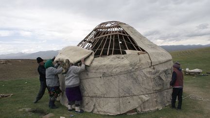 Facile à démonter et à remonter (en quelques heures), la yourte est un mode d’habitat nomade en Asie centrale, et notamment au Kazakhstan, Kirghizistan (et en Mongolie). Elle fait partie de l’histoire des steppes de la région. Pour ne pas dire de leur identité : le toit d’une yourte apparaît ainsi sur le drapeau kirghize. Celle-ci se compose d’une ossature en bois de forme circulaire recouverte de feutre (ou de cuir, comme en Mongolie). Elle comprend une seule pièce, autour d’un poële. Elle n'est dotée que qu’une seule entrée en face de laquelle se trouve le lit du chef. De nos jours, la yourte reste «le symbole de la famille et de l’hospitalité traditionnelle, fondamentales pour l’identité des peuples kazakhs et kirghizes», observe le site de l’Unesco. (Pierre-Armand Dussex)